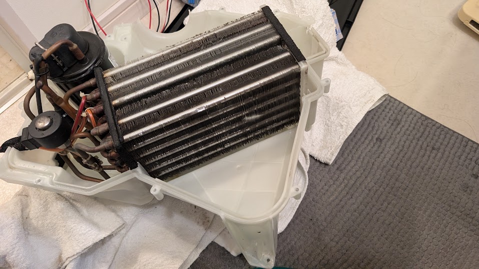 乾燥経路クリーニング後の熱交換器（フィンの奥まで綺麗に清掃済み）