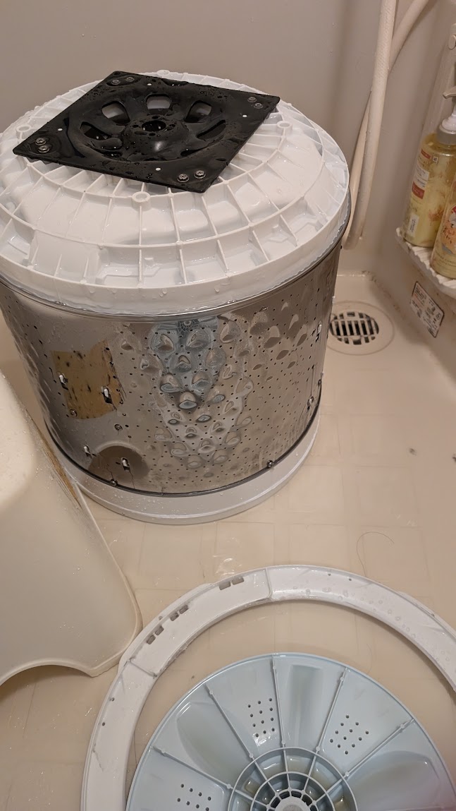 洗濯槽を分解洗浄している実際の作業写真（洗濯槽を取り外して分解清掃）