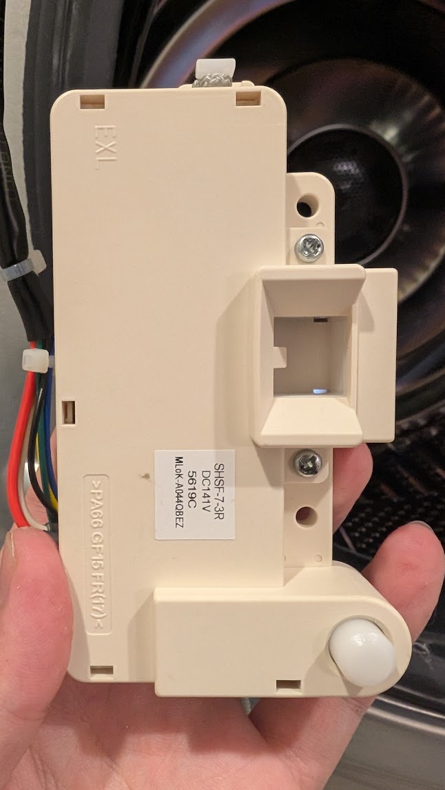 洗濯機のドアロックスイッチ交換作業写真